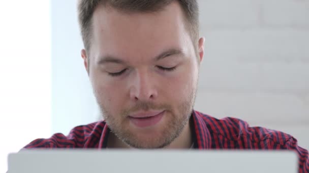 Huvudvärk Upprörd Ung Man Som Arbetar Office Med Närbild — Stockvideo