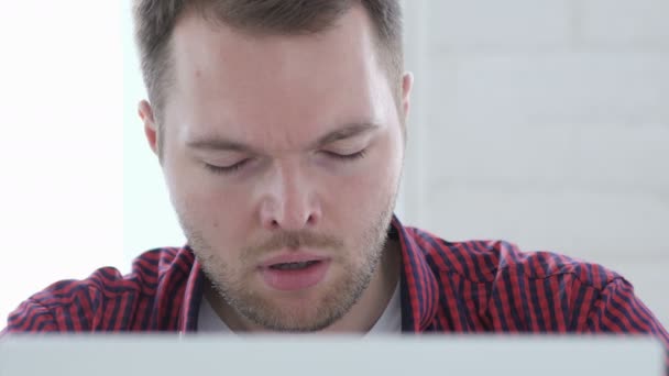 Hombre Cansado Trabajo Tratando Relajarse Frotando Los Ojos — Vídeo de stock