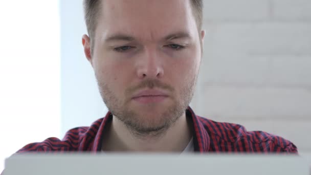 Young Man Shock Saat Mengerjakan Laptop — Stok Video