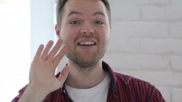 Γεια Σας Νεαρό Άνδρα Κυματίζει Χέρι Καλώς Ήλθατε — Αρχείο Βίντεο