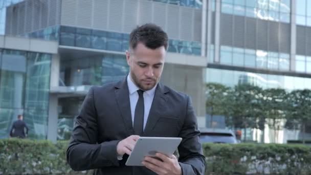 Homme Affaires Utilisant Tablette Pour Navigation Debout Bureau Extérieur — Video