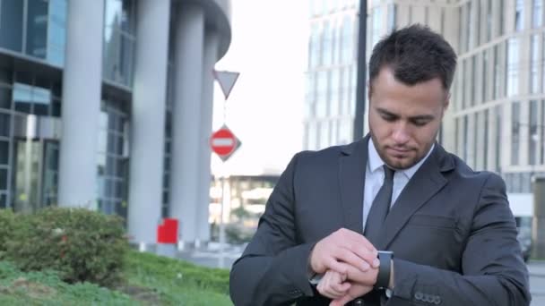 Browsen Smart Watch Tijdens Het Wandelen Richting Office — Stockvideo