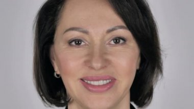 İş kadını yüzü, beyaz arka plan gülümseyen yakın çekim