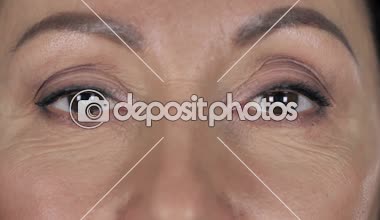 Yaşlı kadının güzel gözleri yanıp sönen ve yakın çekim