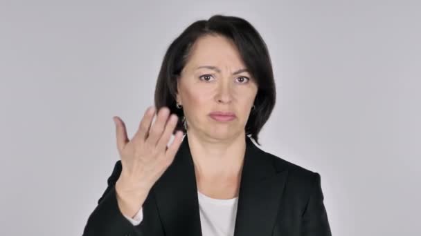 女性の身振りで示すことの欲求不満と怒りの肖像画 — ストック動画