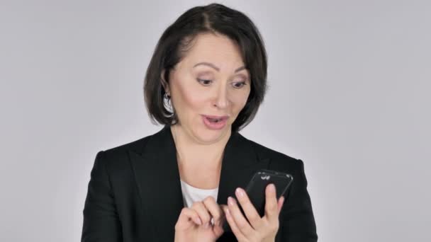 Donna Affari Eccitato Successo Durante Utilizzo Smartphone — Video Stock