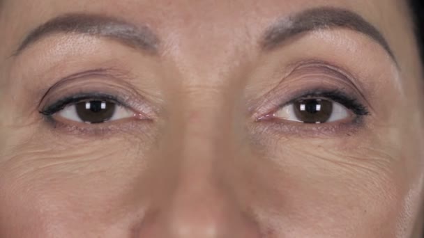 Primer Plano Los Parpadeantes Hermosos Ojos Anciana — Vídeos de Stock