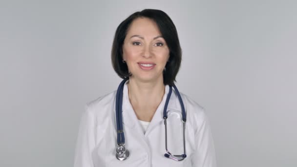 笑みを浮かべてカメラを見て女性医師の肖像画 — ストック動画