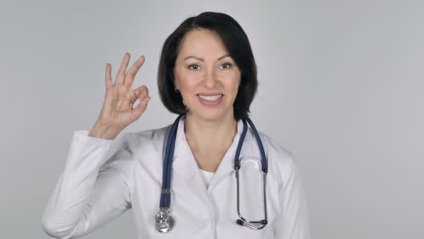 Retrato Lady Doctor Gesturing Okay Sign — Vídeos de Stock