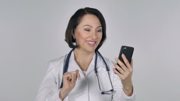 Video Chat Por Lady Doctor Usando Smartphone Fondo Blanco — Vídeos de Stock