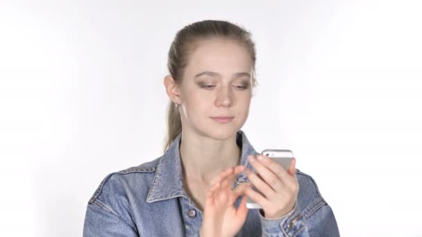 Mujer Joven Casual Emocionada Por Éxito Mientras Usa Teléfono Inteligente — Vídeos de Stock