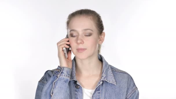 Casual Νεαρή Γυναίκα Μιλάμε Για Smartphone Πελάτη — Αρχείο Βίντεο