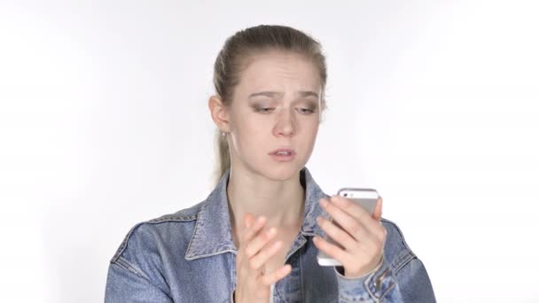 Casual Jeune Femme Réagissant Perte Tout Utilisant Smartphone — Video