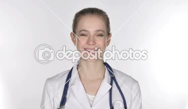 Genç bayan doktor arıyorum kameraya gülümseyen portresi