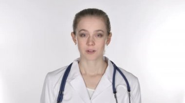 Genç Bayan kabul etmek için Evet kafa sallayarak Doktor portresi