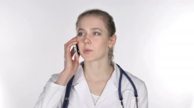 Genç Bayan Doktor Smartphone, beyaz arka plan üzerinde konuşuyor