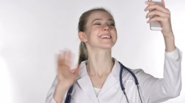 Genç Bayan Doktor, beyaz arka plan tarafından smartphone ile görüntülü sohbet