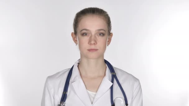 Młoda Pani Doktor Patrząc Kamery Białe Tło — Wideo stockowe