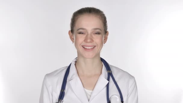 Retrato Sorrindo Jovem Senhora Médica Olhando Para Câmera — Vídeo de Stock