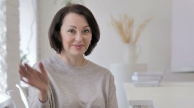 Merhaba, hoş geldiniz el sallayarak eski üst düzey kadın