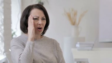 Baş ağrısı, gergin eski Office kadın kıdemli portresi