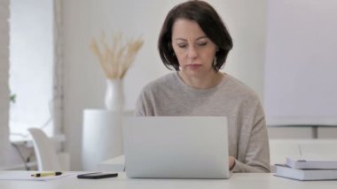 Hasta bir eski üst düzey kadın iş yerinde, öksürük öksürük