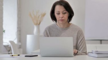 Eski üst düzey kadın iş laptop tamamladıktan sonra bırakarak