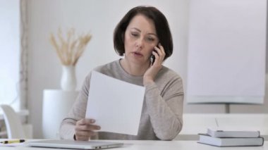 Evet ve belgeleri tartışırken, okuma eski üst düzey kadın