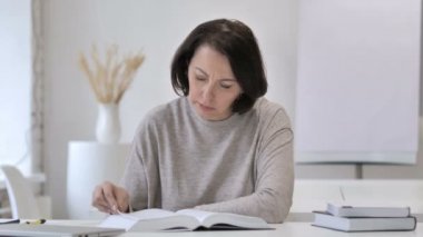 Yaşlı kadın kıdemli okuma kitabı Office