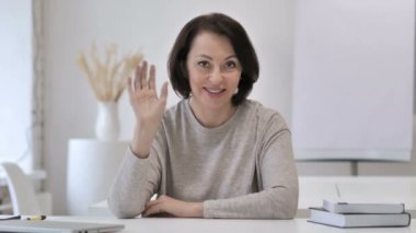 Yaşlı kadın ofiste konuşmak tarafından online görüntülü sohbet
