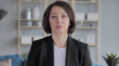 Ciddi İş Kadını Kameraya Bakıyor