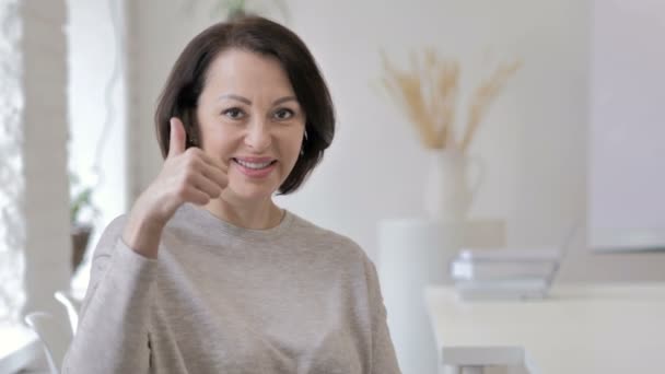 カメラ目線で古いの年配の女性によって親指 — ストック動画