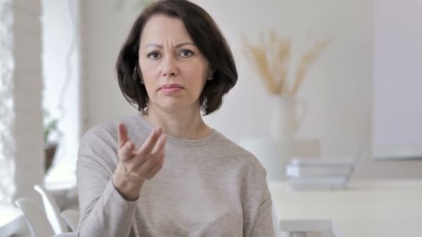 Irritado Gritando Velha Mulher Sênior Reagindo Problema Trabalho — Vídeo de Stock