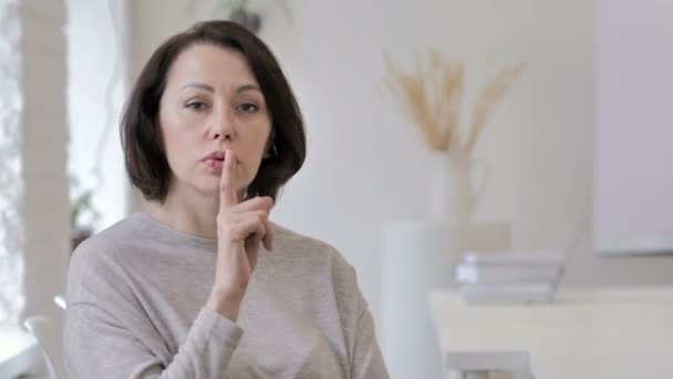 Porträtt Gammal Kvinna Gestikulerande Tystnad Finger Läppar — Stockvideo