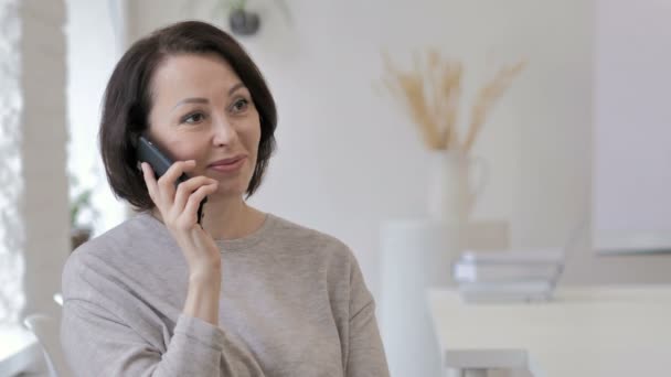 Retrato Una Anciana Hablando Por Teléfono — Vídeo de stock