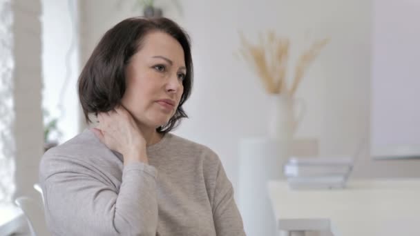Nackenschmerzen Müde Alte Seniorin Versucht Körper Entspannen — Stockvideo