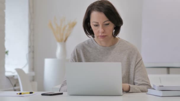 Vecchia Donna Anziana Che Lavora Sul Computer Portatile Ufficio — Video Stock