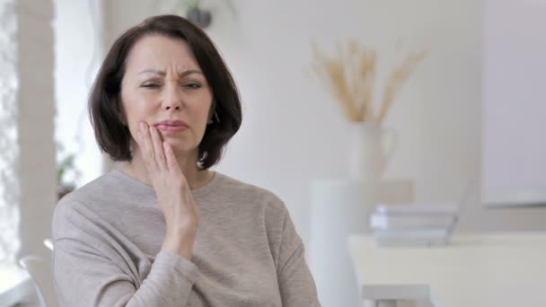 Dor Dente Cara Mulher Sênior Velha Com Infecção Dente — Vídeo de Stock