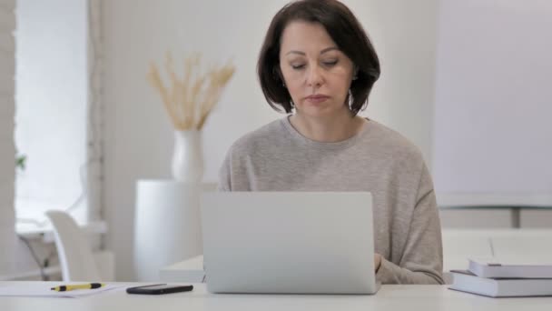 Aufgeregte Alte Seniorin Feiert Erfolg Arbeitet Laptop — Stockvideo