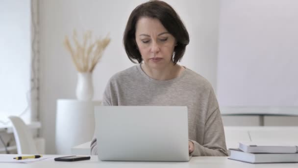 疲倦的老妇女与脖子痛苦在笔记本电脑上工作 — 图库视频影像
