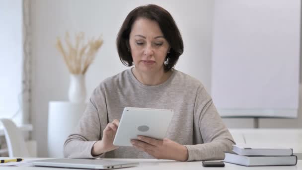 老年妇女在使用平板电脑时对经济损失作出反应 — 图库视频影像