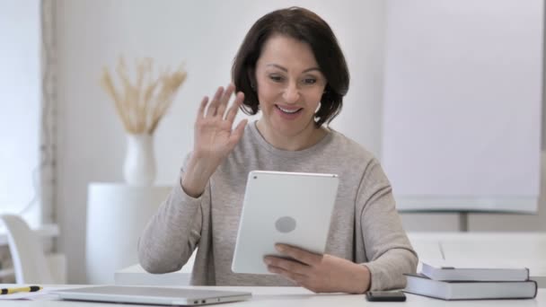 Chat Vídeo Línea Tableta Por Vieja Mujer Mayor — Vídeo de stock