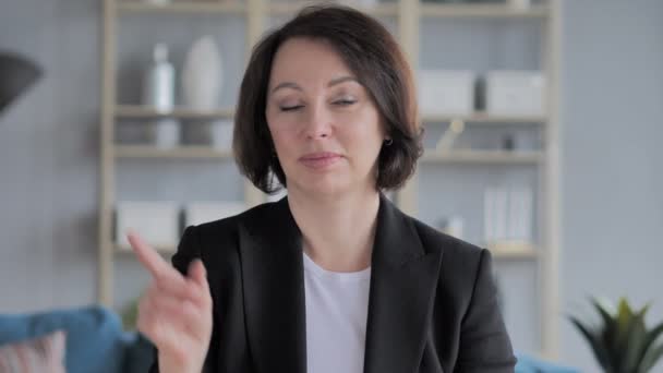 Portrait Old Businesswoman Waving Finger Refuse — Stock Video