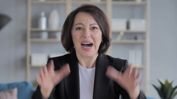 Portrait Screaming Old Businesswoman Going Crazy — Stock Video