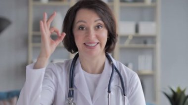 Yaşlı kadın doktor el hareketi Tamam işareti portresi
