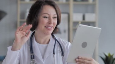 Online görüntülü sohbet yaşlı kadın doktor Tablet ile