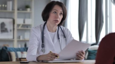 Yaşlı kadın doktor tedavi kliniği hastada ile tartışıyor