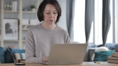 Dizüstü bilgisayarda çalışan eski üst düzey kadın