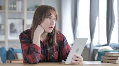 Tablet rahat genç kadın, kız tarafından online görüntülü sohbet