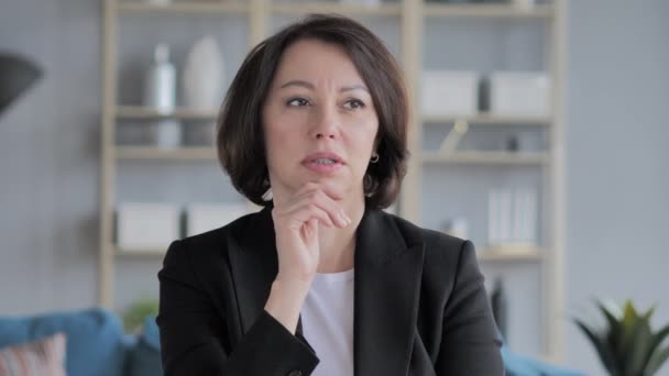 Porträt Einer Denkenden Frau Hat Neue Idee Planung — Stockvideo